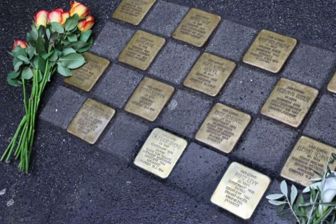 Німецький художник виклав майже 100 000 бруківки на честь жертв Голокосту (ВІДЕО)