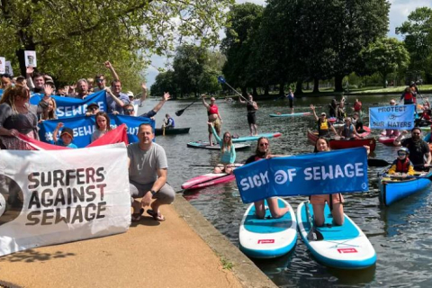 Втомлені від стічних вод, британці протестують проти забруднення водними компаніями (ВІДЕО)