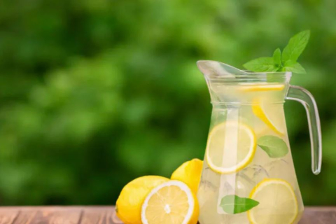 Лимонна вода допоможе схуднути і проти раку. Чи правдиві ці твердження