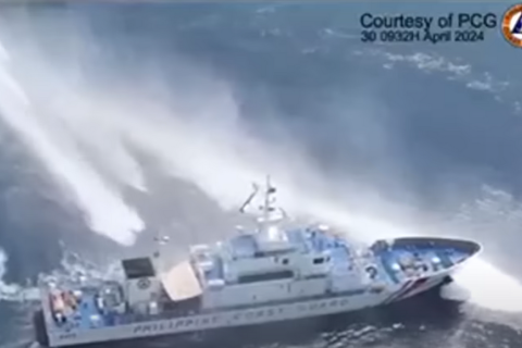 Китайские корабли обстреляли филиппинские суда из водометов