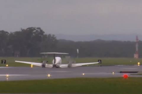 Самолет с тремя пассажирами приземлился без шасси в австралийском аэропорту после сгорания топлива