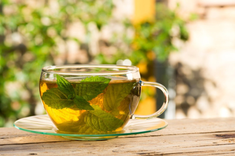 Эксперты предостерегают от преувеличения потенциальной пользы чая в борьбе с COVID-19
