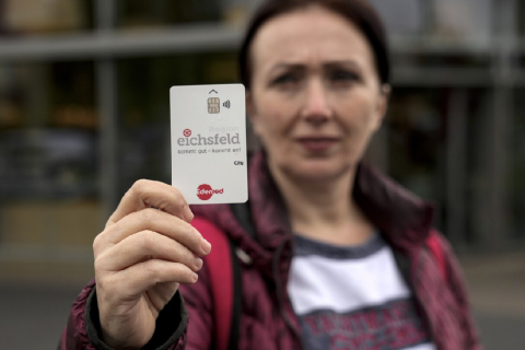 Німеччина обмежила виплати прохачам притулку, виділивши для них платіжну карту