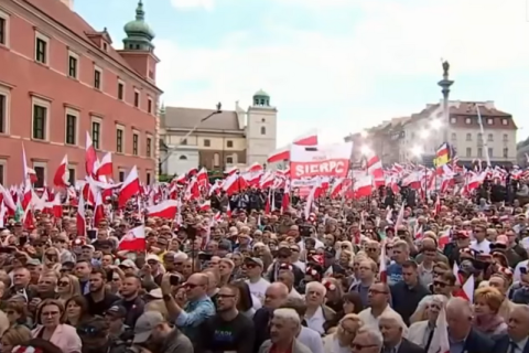 Десятки тисяч людей вийшли на мітинги у Варшаві, щоб підтримати своїх кандидатів у президенти (ВІДЕО)