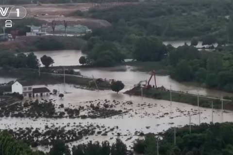 Щонайменше 21 людина загинула внаслідок злив у Китаї (ВІДЕО)