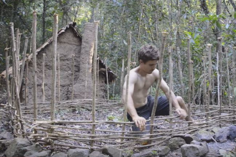 Парень строит в лесу хижины из природных материалов — видео Youtube