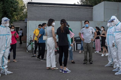 Медиків із різних провінцій Китаю відправили до Пекіна, щоб допомогти впоратися з новим спалахом COVID-19 (ВІДЕО) 