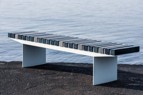   Норвежский океанический пластик переработали в скамейки для отдыха на побережье (ВИДЕО)