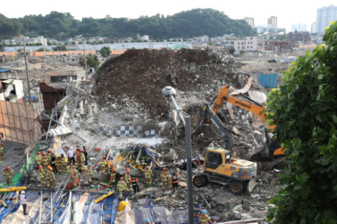 У Південній Кореї загинули 9 осіб, коли 5-поверхова будівля впала на автобус