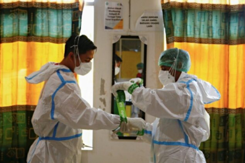 В Индонезии врачи и медработники массово заразились COVID-19 после прививки Sinovac