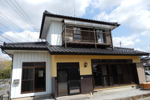 В сельских районах Японии более 8 миллионов пустующих домов, и местные власти продают их всего за 500 долларов