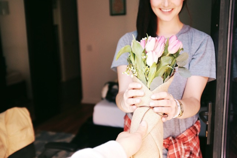 Как выбирать цветы девушке в честь первого свидания