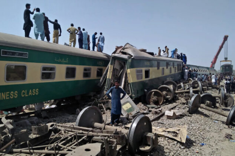 В Южном Пакистане столкнулись 2 поезда, погиб 51 человек