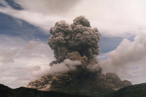 Пепел проснувшегося вулкана Суфриер уничтожил сельхозплантации, в том числе плантации с «особой травой»