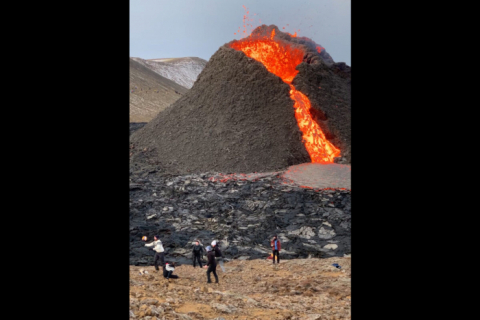 Удивительное зрелище из Исландии: профессиональные волейболисты сыграли у подножья извергающегося вулкана