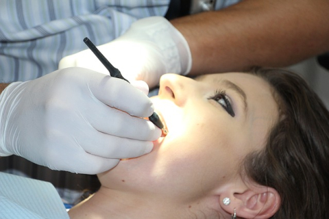 Как проходит лечение десен в стоматологии?