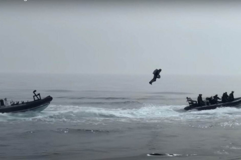 Запаморочливі кадри польоту в реактивному костюмі показали британські морські піхотинці