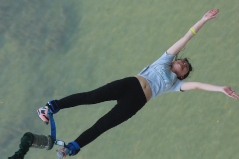 Шотландія: парижанин побив світовий рекорд з банджі-джампінгу, стрибнувши з мосту 765 разів за 24 години