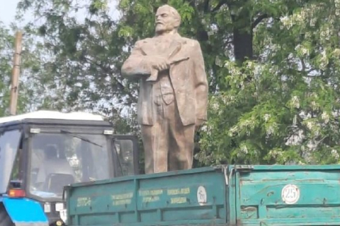 Росіяни від комунізму не відмовились: до окупованих українських міст привозять статуї Леніна