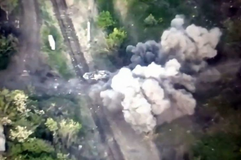 Оприлюднено кадри російського бронетранспортера, який підірвався на протитанковій міні на Донбасі