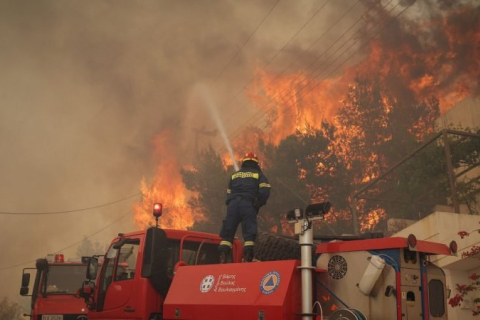 Сильні лісові пожежі вирують на околицях Афін