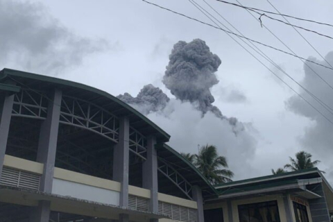 Филиппинский вулкан Сорсонгон извергает пепел и пар, что встревожило жителей деревни