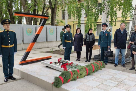 У Єкатеринбурзі урочисто відкрили пам'ятник путінській свастиці