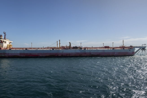 У Червоному морі почали відкачувати нафту з аварійного танкера (ВІДЕО)