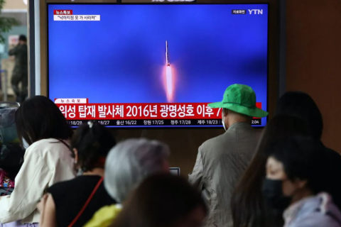 Північна Корея запустила 2 балістичні ракети у відповідь на військові навчання США (ВІДЕО)