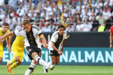 Німеччина зібрала 65 000 євро для України на аукціоні футболок, що були одягнені під час матчу