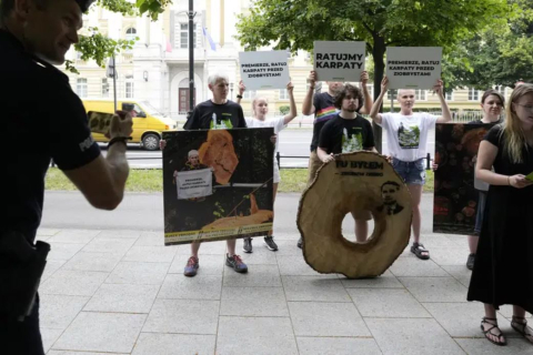Гринпис протестует в Варшаве против массовой вырубки вековых лесов в Карпатских горах