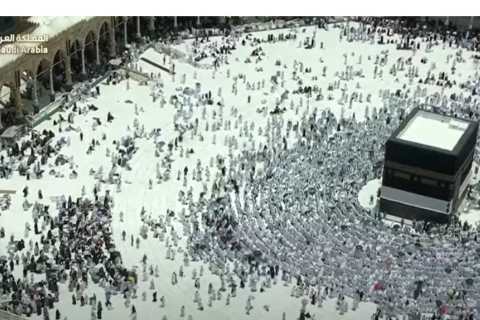 Тысячи паломников прибывают в Большую мечеть Мекки перед началом Хаджа