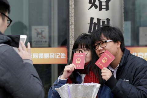 Кількість шлюбів у Китаї впала до історичного мінімуму (ВІДЕО)