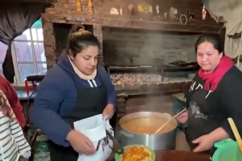 Черги нужденних вишиковуються до безплатних кухонь в Аргентині (ВІДЕО)