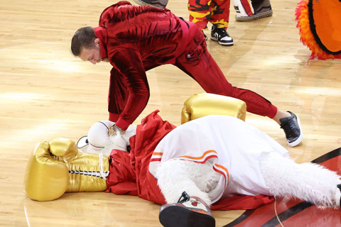 Талісман команди "Miami Heat" постраждав після інсценування бою з МакГрегором