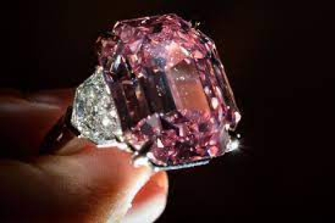 Великий рубін і рожевий діамант продали за рекордними цінами в Нью-Йорку (ВІДЕО)