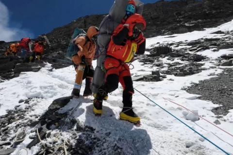 Непальський провідник врятував малайзійського альпініста на Евересті (ВІДЕО)