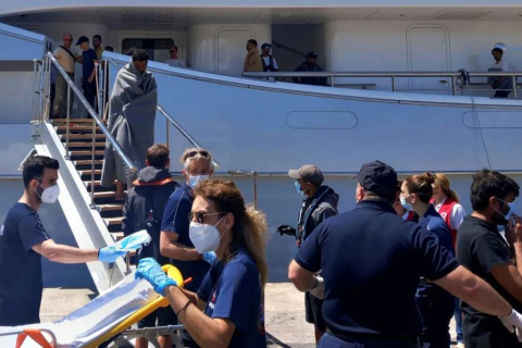 Спасатели ищут сотни мигрантов, которые находились на борту судна у берегов Греции