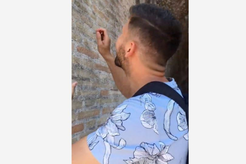 Италия обещает найти и наказать туриста, испортившего стену Колизея