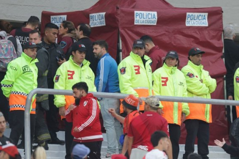 Вболівальник загинув після падіння з трибуни під час футбольного матчу в Аргентині (ВІДЕО)