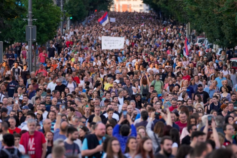 Сербія: десятки тисяч вийшли на протести після масових розстрілів (ВІДЕО)