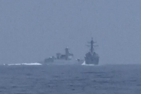 Китайський корабель "підрізав" американський есмінець у Тайванській протоці (ВІДЕО)
