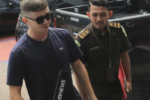 Індонезія депортує австралійського серфера, засудженого за пияцтво (ВІДЕО)