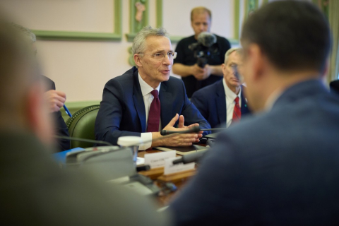 Україна має право завдавати ударів по цілях в Росії, заявив Столтенберг у Швеції