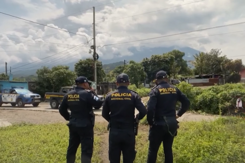 У Гватемалі вивергається вулкан Фуего, викидаючи попіл і змушуючи людей евакуюватися (ВІДЕО)