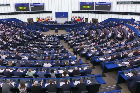 Європейський парламент схвалив закон, що дозволяє створювати центри утримання під вартою за межами країни (ВІДЕО)