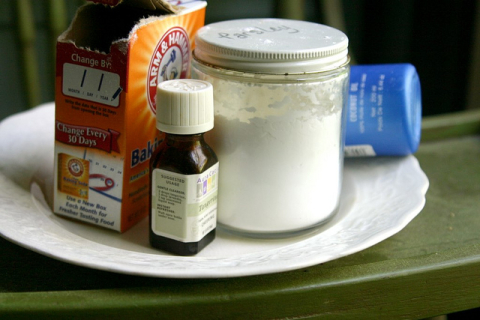Як зробити безпечний дезодорант з простих інгредієнтів — рецепти