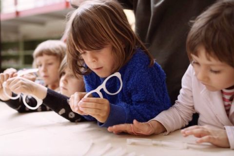 Дети изготовляют солнцезащитные очки из речного пластикового мусора