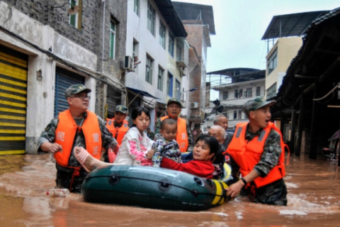 В китайском городе Чунцин объявлен красный уровень опасности ввиду рекордных наводнений (ВИДЕО)