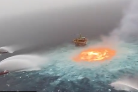  Подводный пожар в Мексиканском заливе тушили более пяти часов (ВИДЕО)